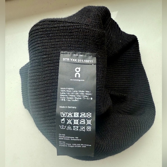 On Running Unisex Merino Beanie Black - Picture 3 of 8